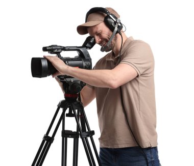 Profesyonel kameralı ve kulaklıklı bir adam beyaz arka planda.