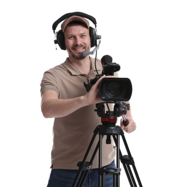 Profesyonel kameralı ve kulaklıklı bir adam beyaz arka planda.