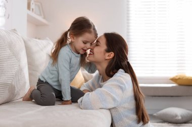 Mutlu anne ve tatlı küçük kızı evde.