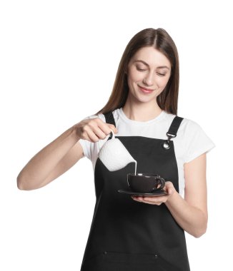 Beyaz arka planda kahve yapan profesyonel bir barista.