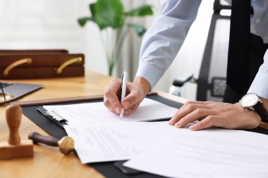 Ofisteki masada noter imzalı belge, yakın plan