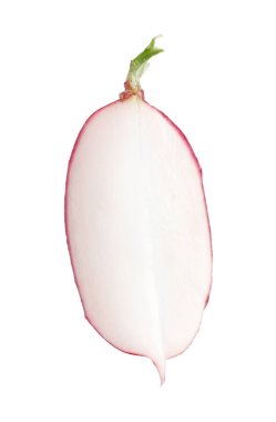 Taze olgun turp parçası beyaza izole edilmiş.