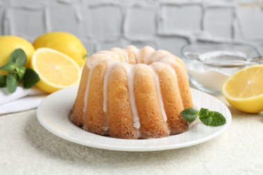 Lezzetli limonlu pasta, jöleli, naneli ve narenciye meyveli masa, yakın çekim.