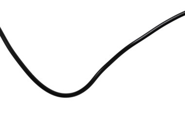 Beyaz üzerine izole edilmiş siyah bir elektrik kablosu