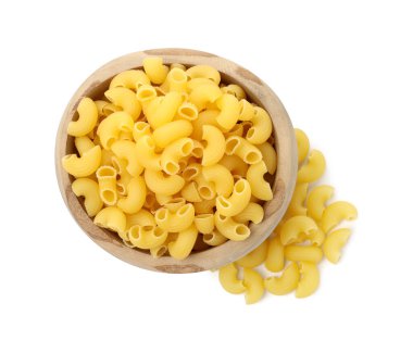 Beyaz kasedeki çiğ boynuzlar makarna, üst manzara.