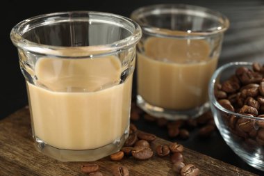 Bardakta kremalı kahve likörü, masada fasulye, yakın plan.