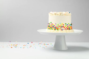 Renkli süslemeli nefis bento keki. Işık masasında, metin için yer var.