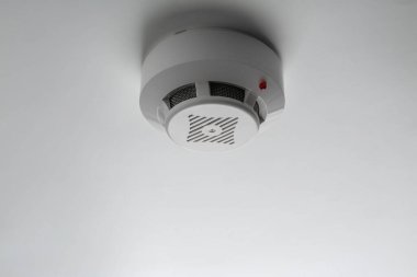 Işık arka planında duman dedektörü var. Alarm sistemi