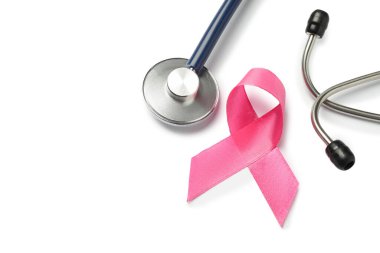 Göğüs kanseri farkındalığı. Pembe kurdele ve steteskop beyaza izole edilmiş.