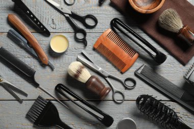 Açık gri ahşap masa üzerinde birçok farklı berber aletleri, düz yatıyordu