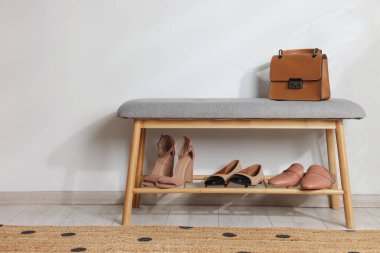 Farklı şık ayakkabılar giyip çantalarınızı içeri koyun. Metin için boşluk