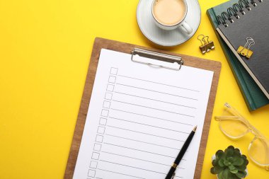 Sarı arkaplan üzerinde kontrol listesi olan düz konum