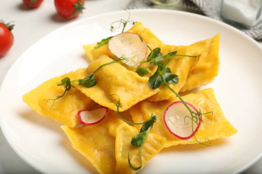 Mikro yeşil ve turplu lezzetli ravioli, yakın plan.
