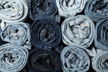 Arka plan olarak farklı modaya uygun kot pantolon, üst görünüm