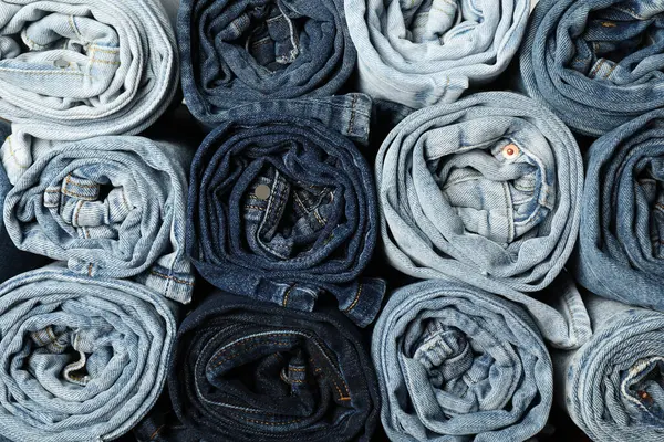 Arka plan olarak farklı modaya uygun kot pantolon, üst görünüm