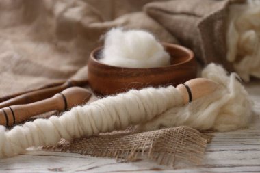 Yumuşak beyaz yün ve ipek, ahşap masa, yakın çekim