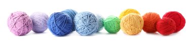 Beyaz arkaplanda yumuşak renkli yün iplikler