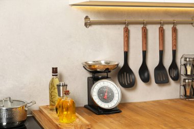 Retro mekanik mutfak ölçeği, diğer mutfak aletleri ve baharatlar kapalı alanda.