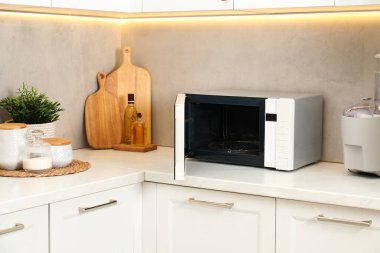 Mutfaktaki mikrodalga fırını aç.