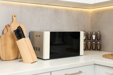 Mutfak tezgahında kapalı mikrodalga fırın.