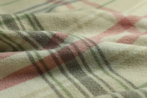 Geometrik desenli renkli yün kumaş, yakın plan.