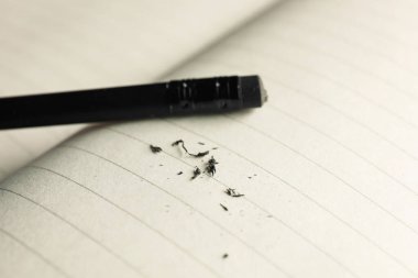 Silgiyle kalem ve kalıntı defterinde, kapat