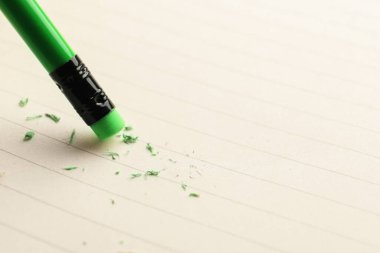 Beyaz kağıt üzerine silgi ile kalem kullanarak, yakın plan