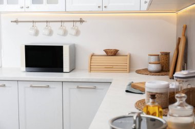 Mutfak tezgahında kapalı mikrodalga fırın.