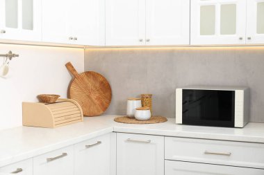 Mutfak tezgahında kapalı mikrodalga fırın.