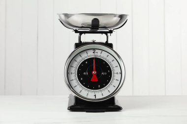 Mutfak terazisi ve beyaz mermer masa.