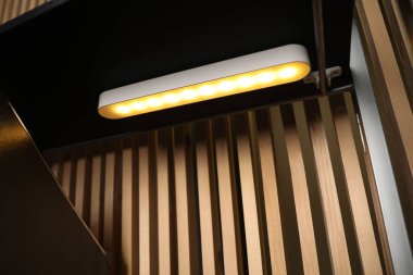 Parlak modern LED lamba rafta, düşük açılı.