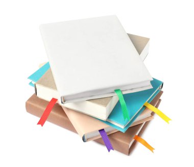 Beyaz üzerine izole edilmiş kurdele yer imlerine sahip kitaplar