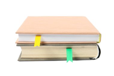 Beyaz üzerine izole edilmiş kurdele yer imlerine sahip kitaplar