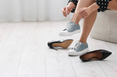 Kadın içeride ayakkabılarını değiştiriyor, yakın plan. Metin için boşluk