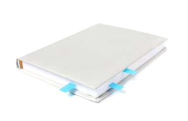 Beyazda izole edilmiş renkli sekmeleri olan kitap