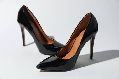 Açık arkaplanda siyah topuklu ayakkabılar