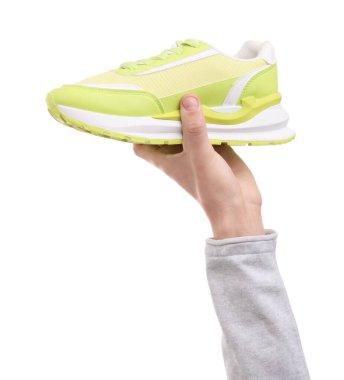 Beyaz arka planda şık spor ayakkabılı adam, yakın plan.