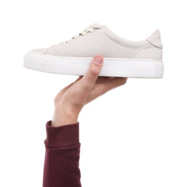 Beyaz sırt çantalı şık ayakkabılı adam, yakın plan.