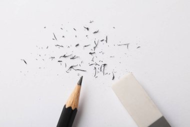 Silgi, kalem ve kağıt üzerindeki kırıntılar, düz konum