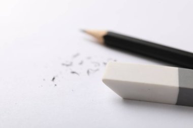 Silgi, kağıt üzerinde kalem ve kırıntılar, yakın plan. Metin için boşluk