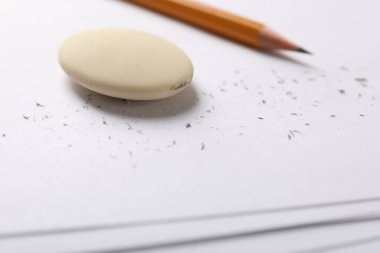 Silgi, kalem ve kırıntılar kağıda, yakın plan