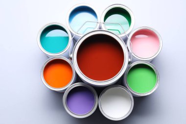 Işık arkaplanındaki parlak boya kutuları, görüntünün üzerinde