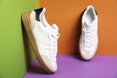 Renkli arka planda bir çift şık spor ayakkabı