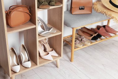 Farklı şık ayakkabıları, hasır şapkaları ve çantaları var.