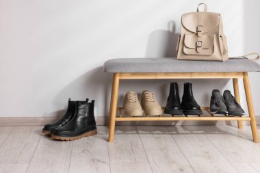 Farklı şık ayakkabılar giyip çantalarınızı içeri koyun.