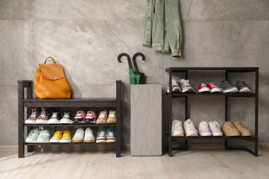 Ayakkabı deposu. Farklı ayakkabı, sırt çantası ve şemsiyeli raflar.