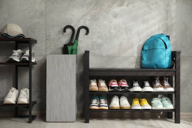 Ayakkabı bankı, farklı ayakkabılar ve diğer aksesuarlar.