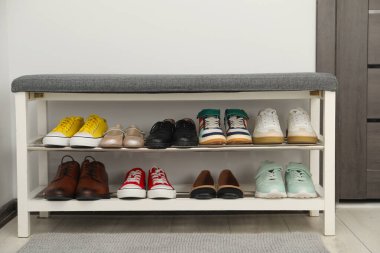 Ayakkabı dolabında farklı ayakkabılar var.