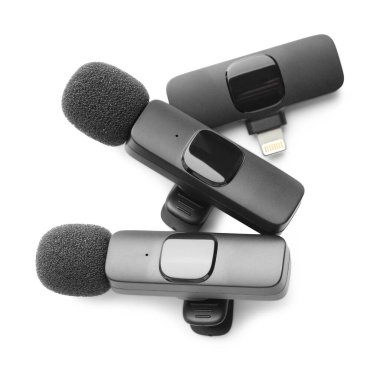 Lavalier mikrofonlar ve kablosuz alıcı beyaz, üst görünümde izole