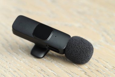 Lavalier mikrofonu ahşap masada, yakın plan. Ses ekipmanları